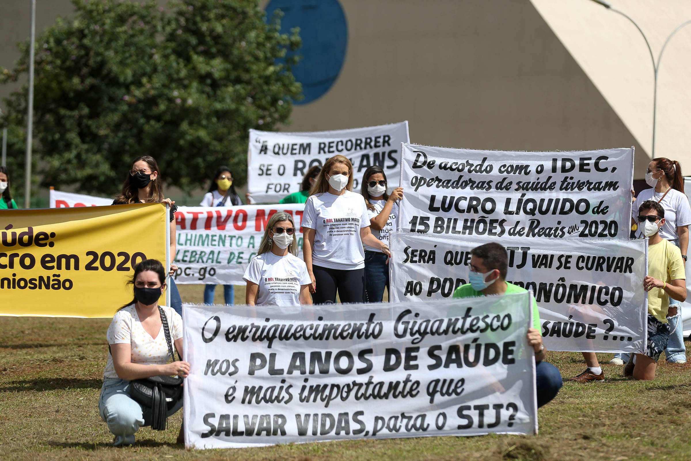 imagem colorida de manifestantes com faixas em Brasília