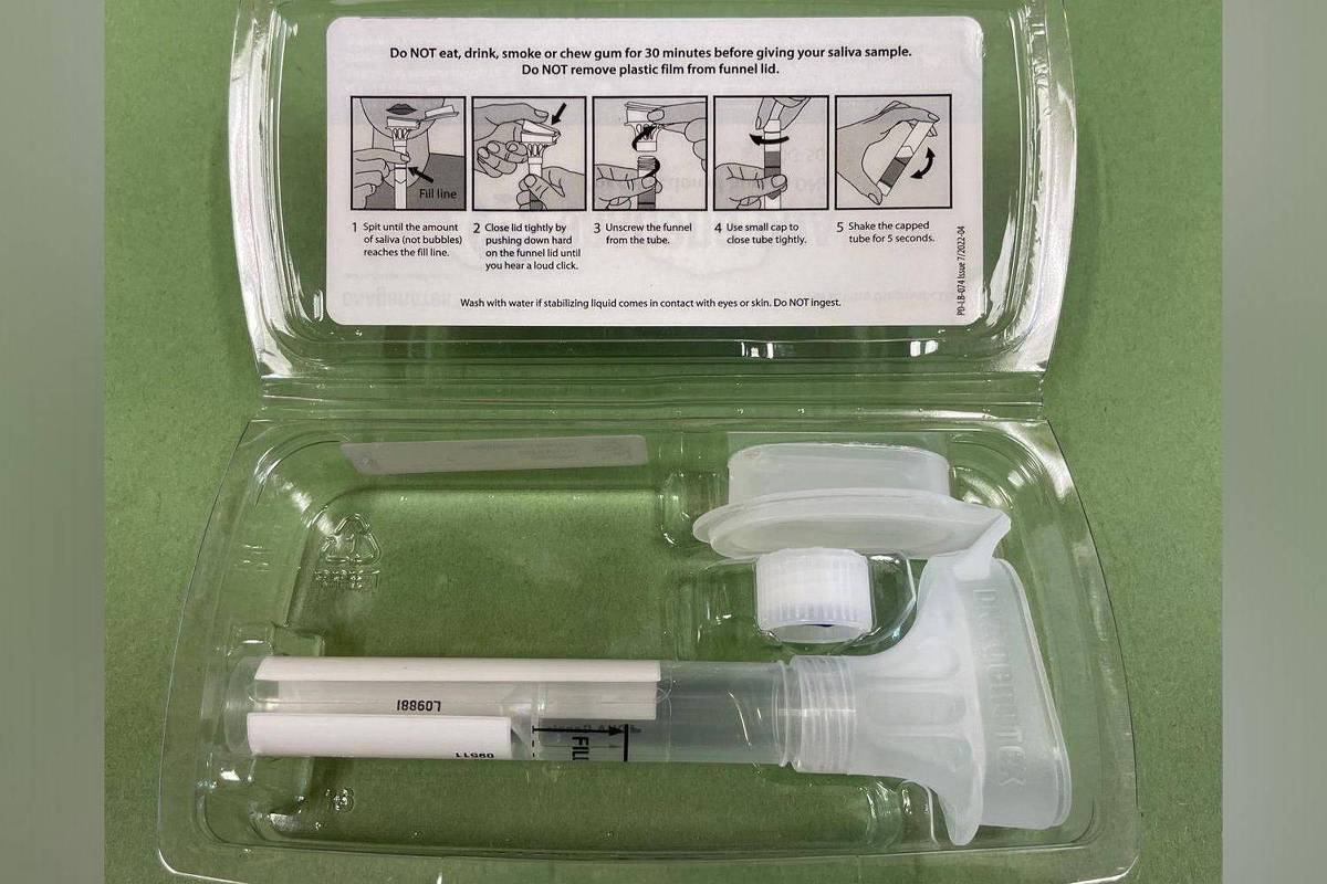 A imagem mostra um kit de teste de COVID-19 em uma embalagem plástica transparente. O kit inclui uma seringa, um frasco com tampa e um dispositivo de aplicação. Na parte superior da embalagem, há instruções ilustradas sobre como usar o kit, com quatro etapas numeradas. O fundo da imagem é de cor verde.