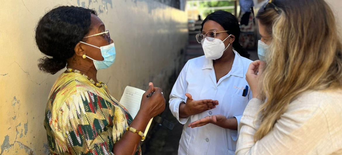 Lorna Awo Renner (à esquerda) discute cuidados pediátricos como parte da equipe de revisão do imPACT trabalhando no centro de saúde Primeiro Maio, em Moçambique