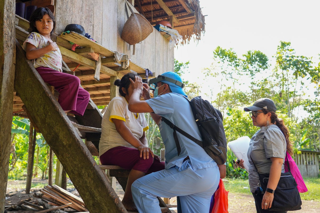 O profissional de saúde atinge áreas remotas para rastrear pacientes para doença de tracoma