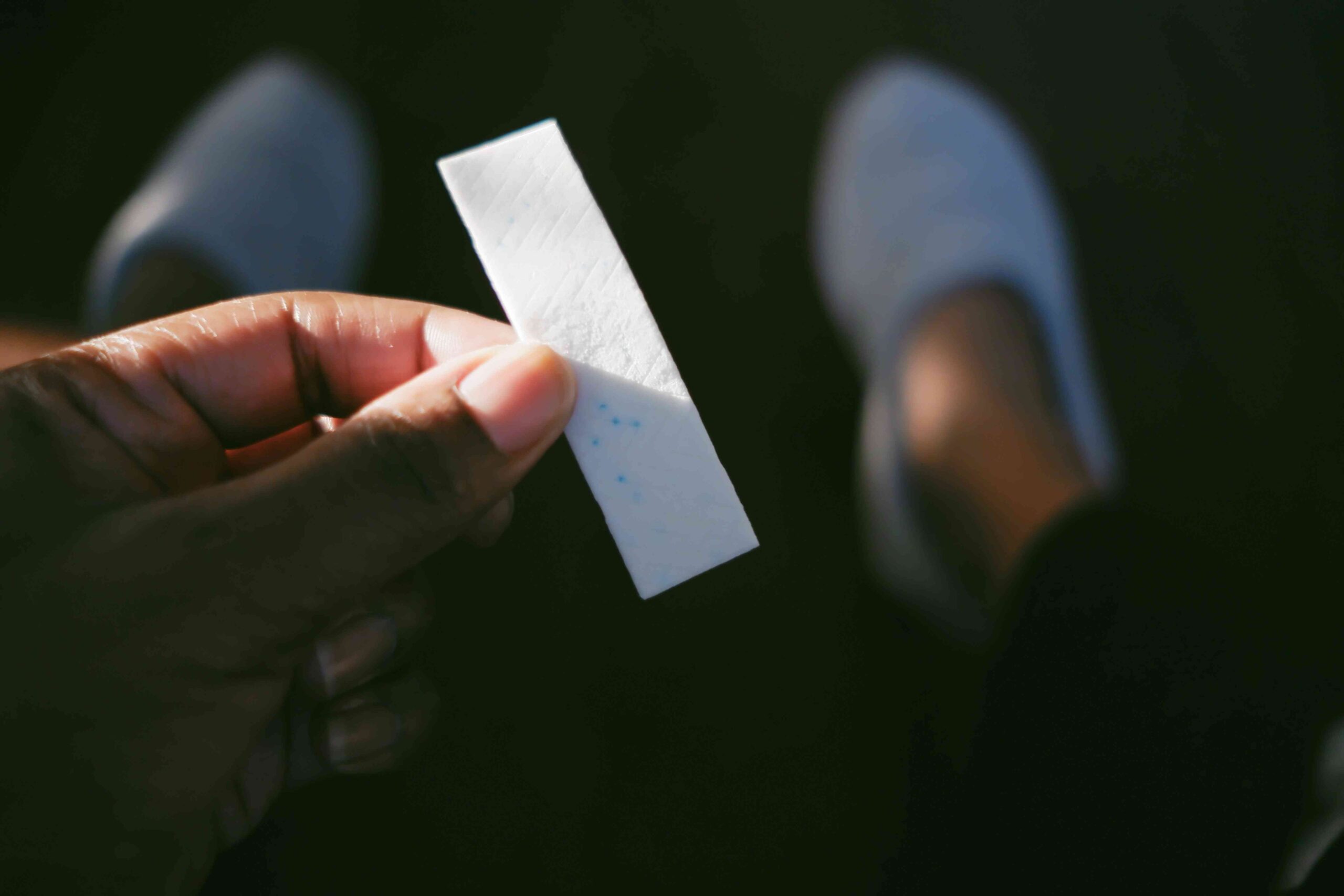 Gum pode liberar milhares de microplásticos na sua boca