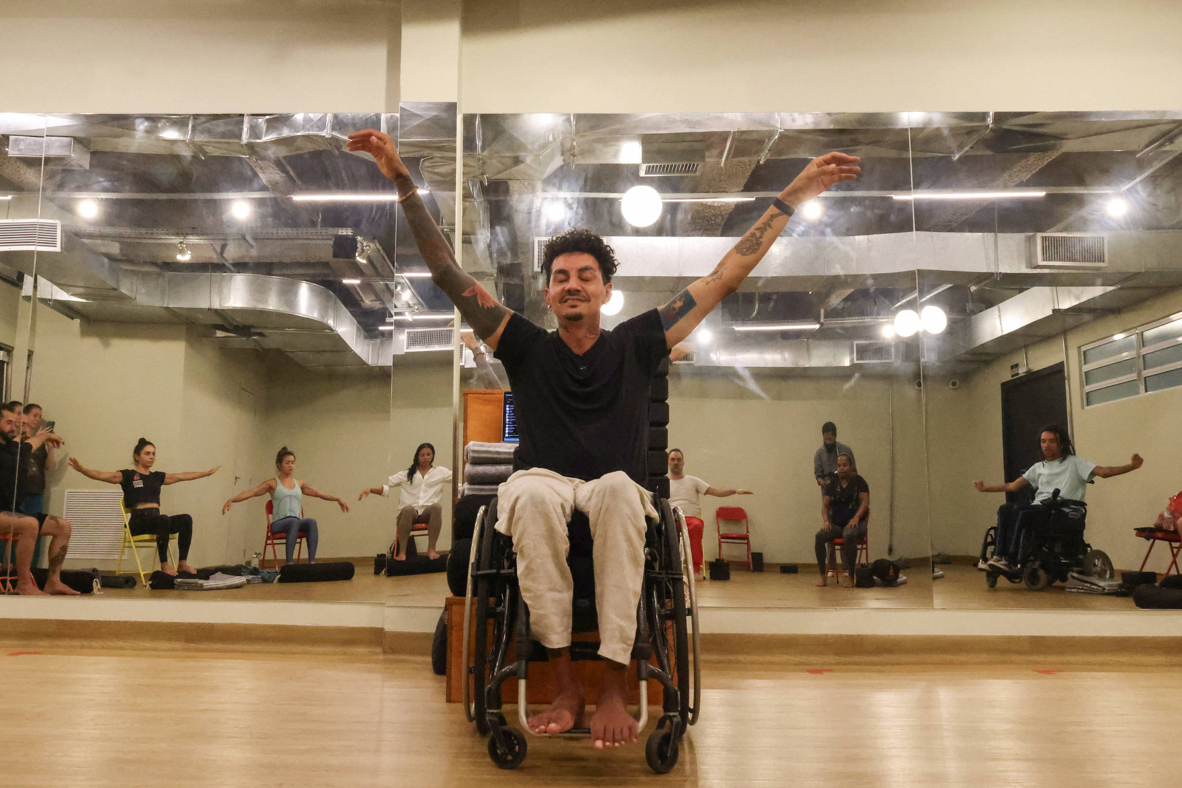 Instrutor cadeirante ensina conceitos de ioga acessível - 01/05/2025 - Equilíbrio