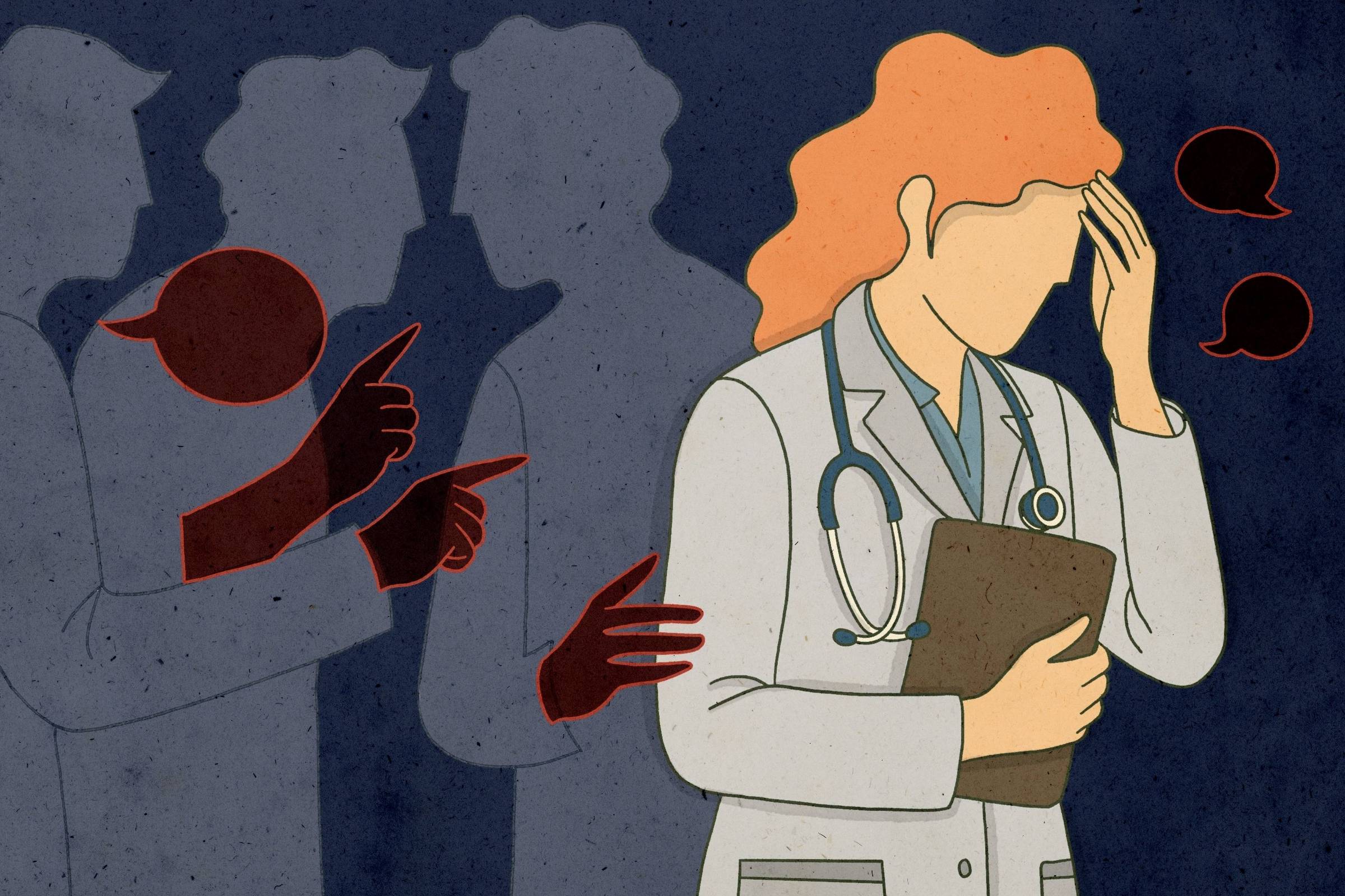 A imagem mostra uma profissional de saúde, com cabelo laranja e vestindo um jaleco branco, segurando uma prancheta e com uma expressão de preocupação, colocando a mão na cabeça. Ao fundo, há silhuetas de três pessoas que parecem estar conversando e apontando para ela, com balões de fala vermelhos, sugerindo fofocas ou críticas. O fundo é de um tom escuro, contrastando com as figuras em primeiro plano.