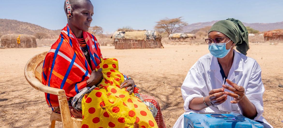 Uma enfermeira aconselha uma mãe numa clínica de saúde móvel na aldeia de Ntiliya, no Quénia