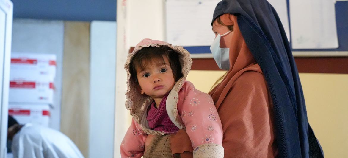 Uma mãe e uma criança frequentam uma clínica de nutrição em Cabul, capital do Afeganistão