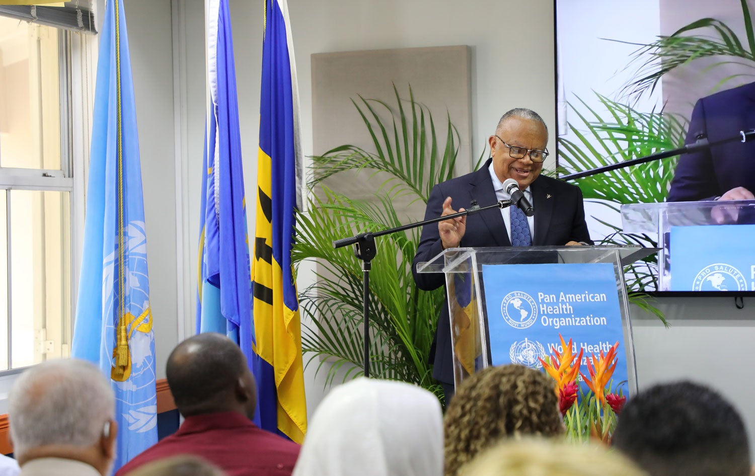 Dr. Jerome Walcott, Ministro da Saúde e Bem -Estar de Barbados, recebendo o estabelecimento do EOC