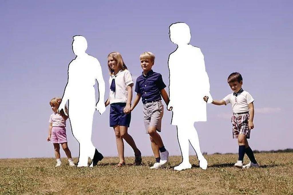 A imagem mostra um grupo de cinco crianças e adolescentes caminhando em um campo. As figuras de duas pessoas estão em branco, como se estivessem ausentes ou removidas da imagem. As crianças estão vestidas de forma casual, com roupas de verão, e o céu é claro e azul ao fundo.