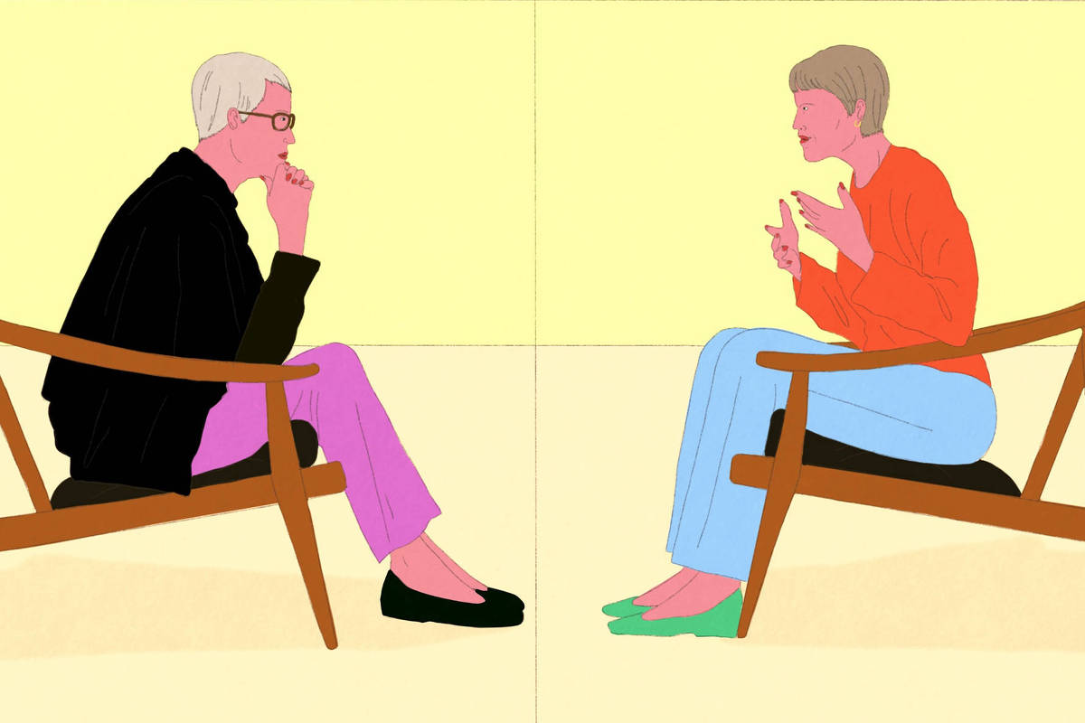 A imagem é dividida em quatro quadrantes, cada um mostrando duas pessoas sentadas em cadeiras. No quadrante superior esquerdo, uma mulher com óculos e cabelo curto está escrevendo em um caderno, enquanto a outra mulher, no quadrante superior direito, está com os braços cruzados e uma expressão pensativa. No quadrante inferior esquerdo, um homem idoso com cabelo grisalho está pensativo, e no quadrante inferior direito, uma mulher com cabelo curto e uma blusa laranja está gesticulando, como se estivesse explicando algo. O fundo é amarelo e as cadeiras são de madeira.