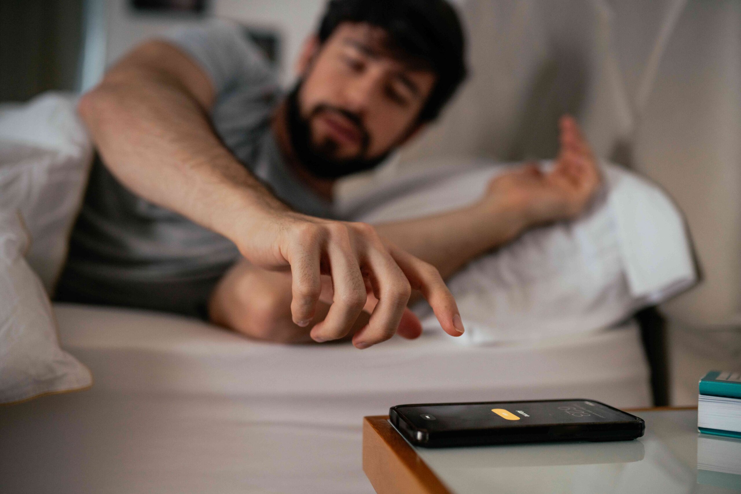 Acha que 10 minutos extras ajudam? O que acertar soar realmente faz para o seu sono