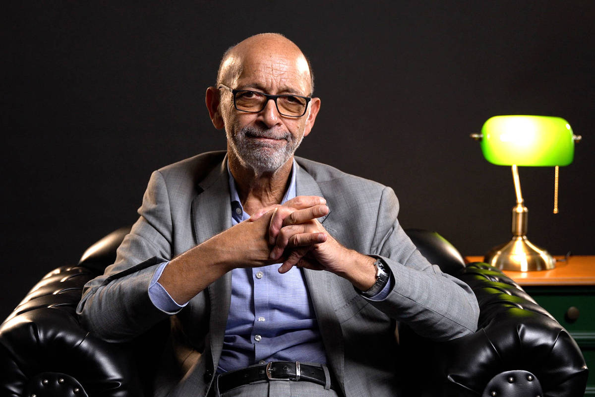 O médico Alexandre Kalache participa de gravação de curso para a CasaFolha, no estúdio da TV Folha, em São Paulo