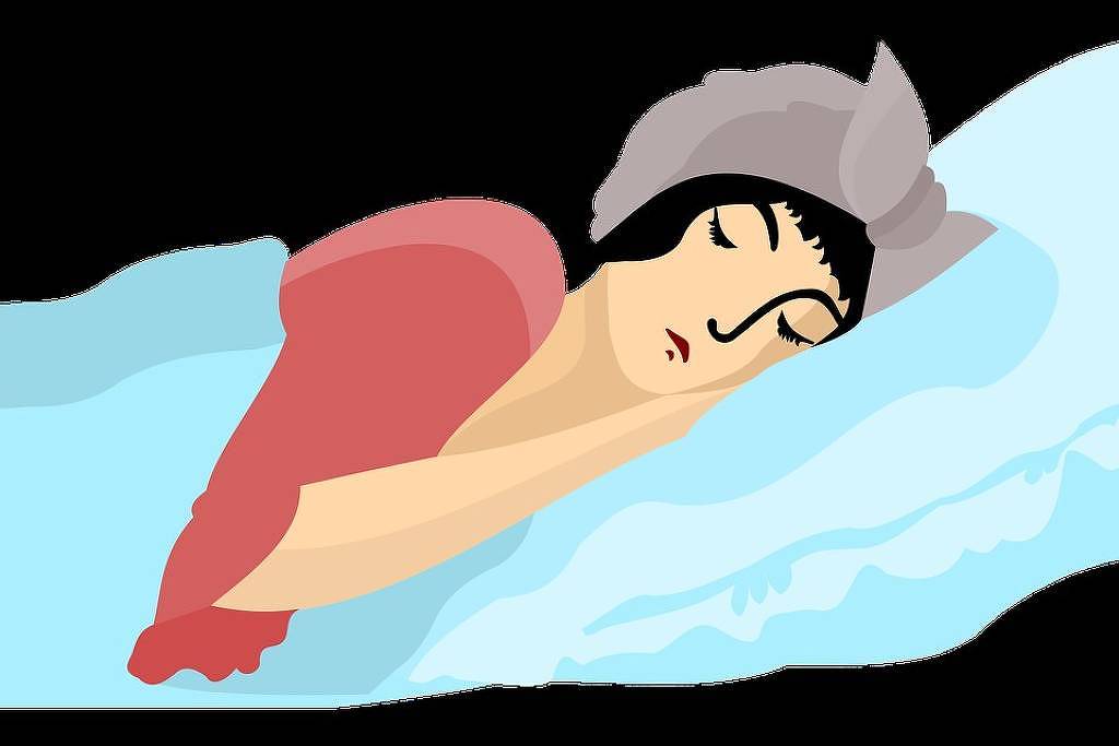 A imagem mostra uma ilustração de uma mulher dormindo sobre uma superfície azul. Ela está deitada de lado, com os olhos fechados e uma expressão serena. A mulher usa um vestido vermelho e um chapéu cinza. O fundo é preto, destacando a figura.