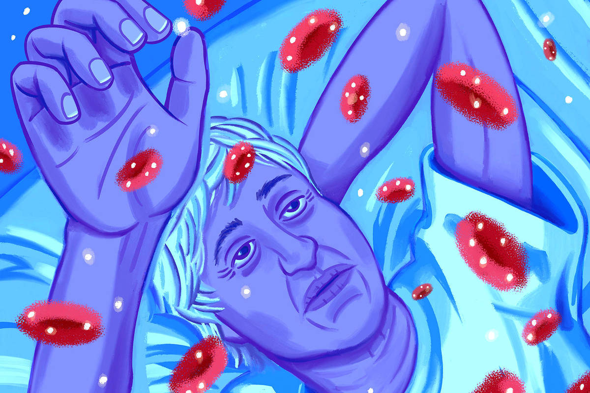 A imagem mostra um homem deitado em uma cama, com uma expressão pensativa ou preocupada. Ele tem cabelo grisalho e está vestido com uma camiseta clara. Ao redor dele, há várias células sanguíneas vermelhas flutuando em um fundo azul, criando uma atmosfera surreal. A iluminação é suave, destacando os detalhes do rosto e das mãos do homem.