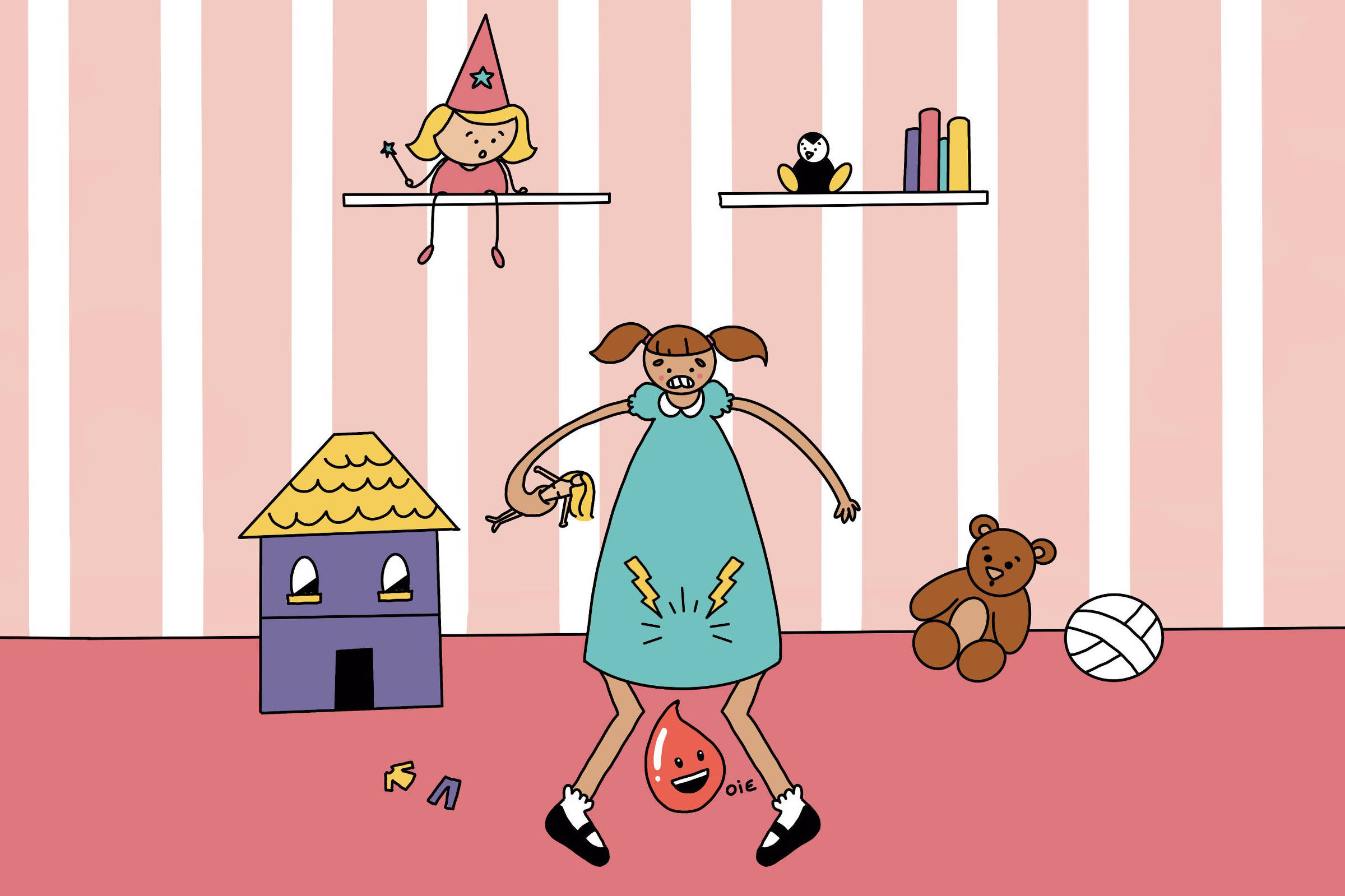 A imagem mostra uma ilustração de uma criança em um quarto colorido. A criança está vestindo um vestido azul e segurando um brinquedo amarelo. Ao fundo, há uma parede com listras rosa e brancas, prateleiras com livros e um brinquedo em forma de pássaro. No chão, há um urso de pelúcia, uma bola e alguns brinquedos espalhados. Uma outra criança, com um chapéu de festa, está em uma prateleira acima, observando.