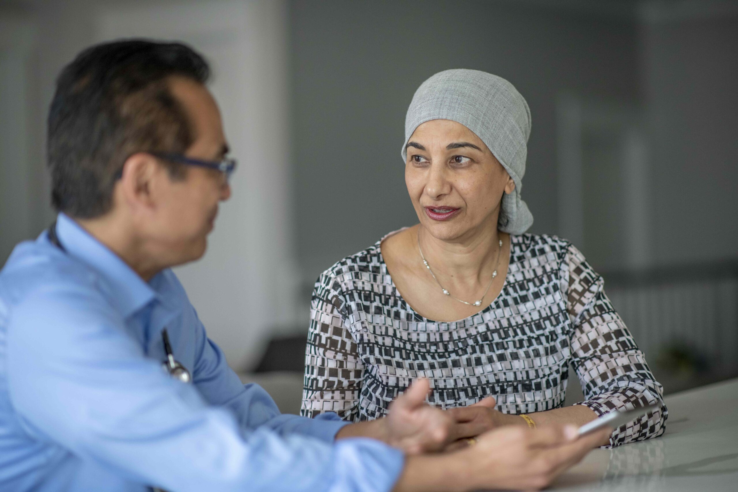 Os ensaios clínicos do câncer salvam vidas - então por que mais médicos não estão falando sobre eles?