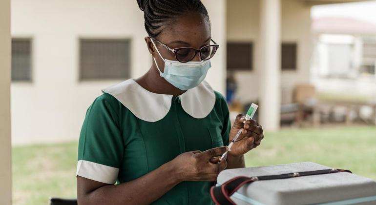 Agente trabalha na imunização contra Covid19
