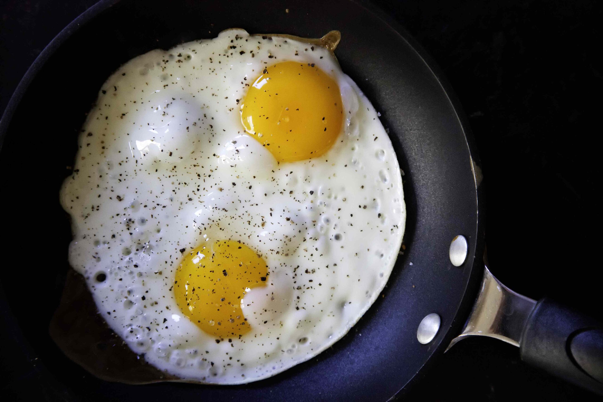 Nova pesquisa mostra que os ovos não aumentam seu colesterol - mas aqui está o que faz