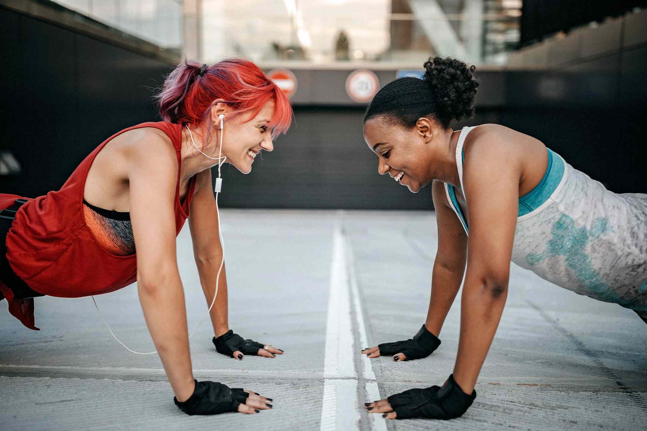 8 exercícios simples de peso corporal para mantê -lo ativo enquanto viaja