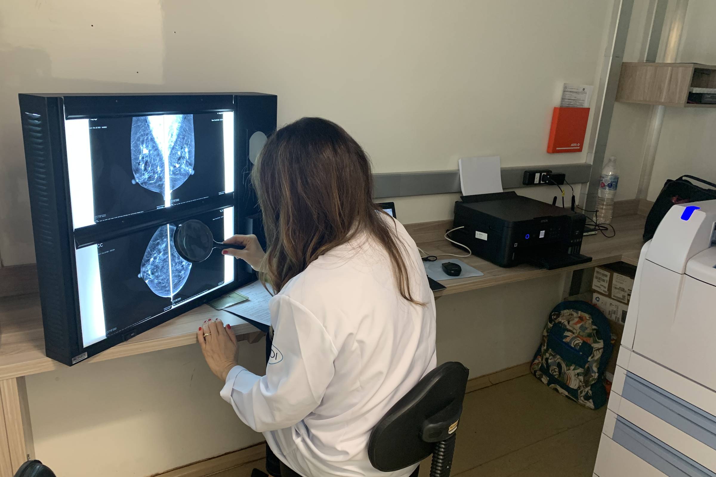 Médica radiologista analisando a imagem da mamografia e emitindo o laudo do exame