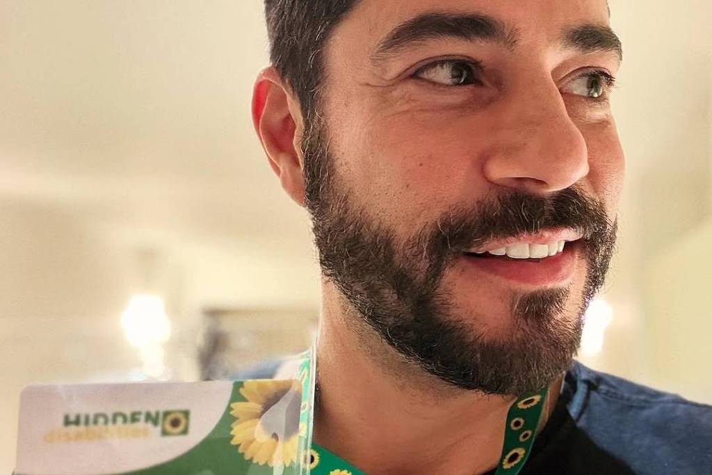 Doença de Crohn: Evaristo Costa adota cordão de girassol - 25/09/2025 - Equilíbrio e Saúde
