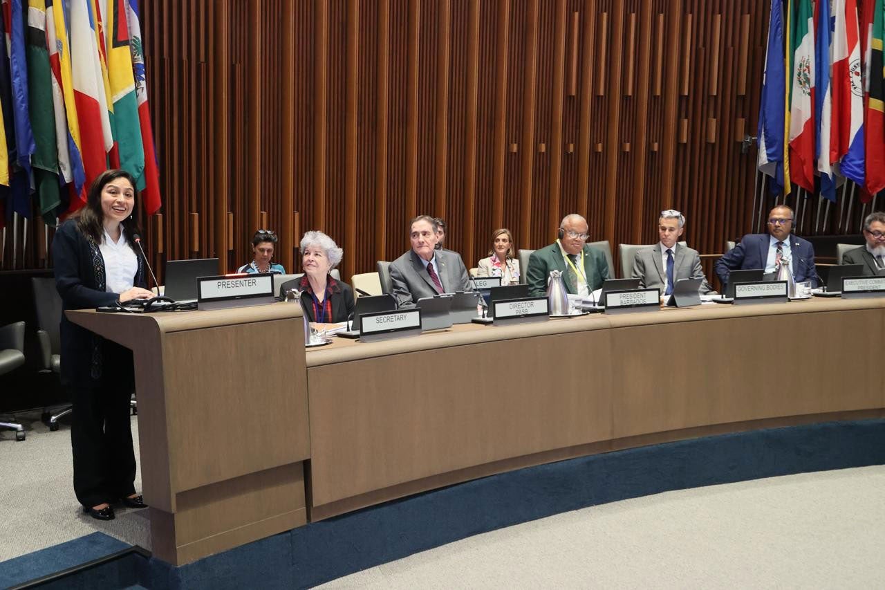 PAHO homenageou o Dr. July Esther Caballero Peralta, do Peru, com o Prêmio Paho de Gerenciamento e Liderança em Serviços de Saúde 2025.