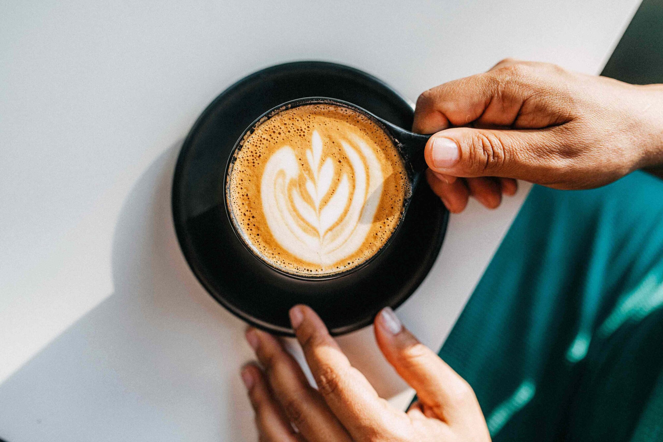 Seu café está envelhecendo você mais rápido? A ciência por trás da cafeína e saúde da pele