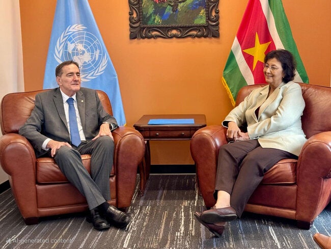 O diretor da PAHO conhece a primeira presidente da Suriname para discutir questões prioritárias de saúde - Paho/quem