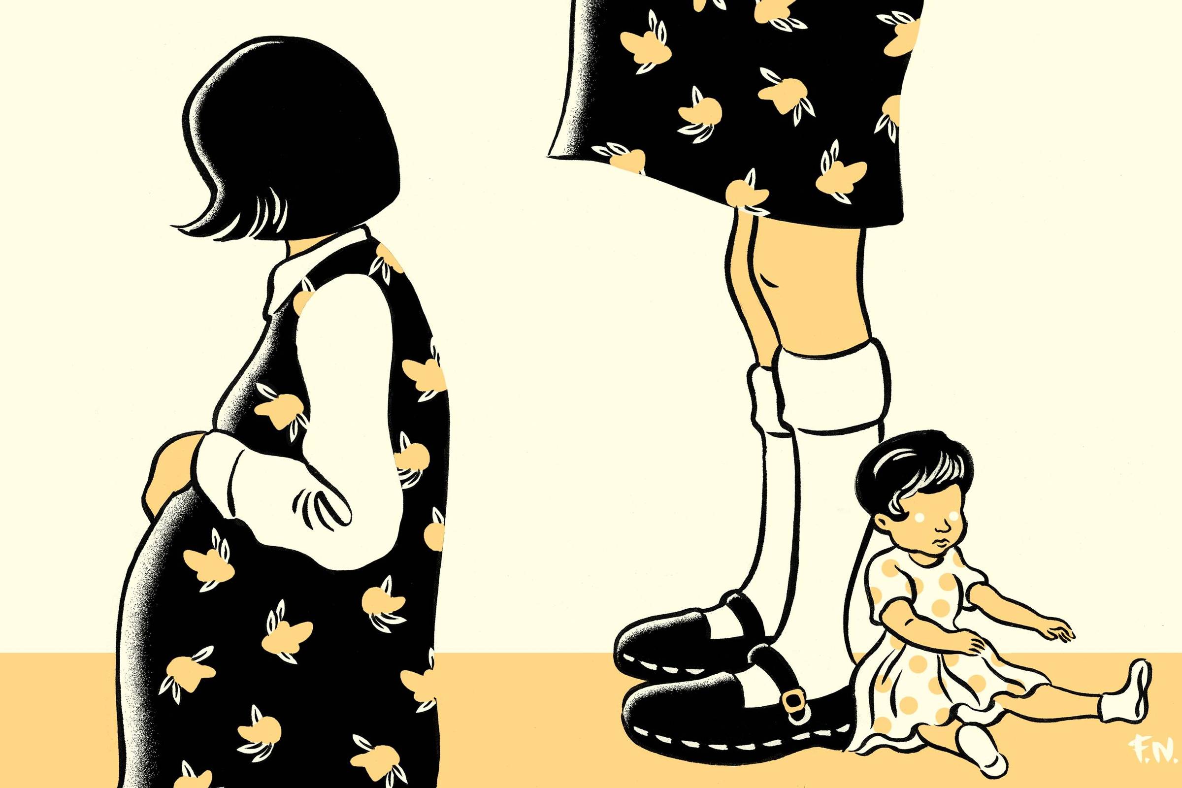 A imagem apresenta uma ilustração estilizada de três figuras femininas. À esquerda, uma mulher grávida está de perfil, vestindo um vestido escuro com estampas de flores. No centro, uma mulher em pé, com um vestido semelhante, exibe uma postura confiante. À direita, uma menina pequena está sentada no chão, vestindo um vestido claro, com uma expressão tranquila. O fundo é de uma cor clara, destacando as figuras.