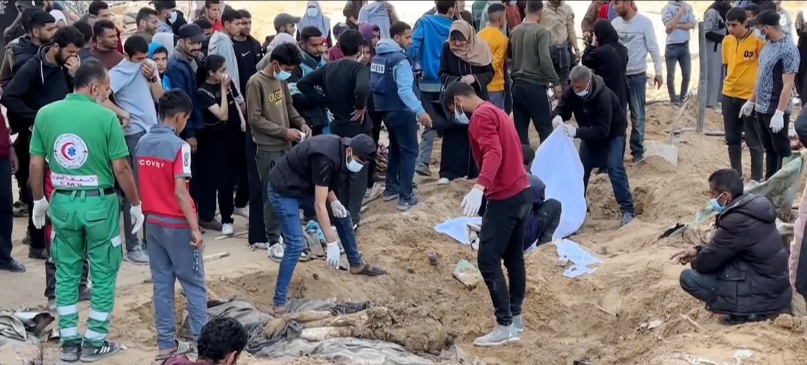 Palestinos enterram profissionais de saúde mortos pelas forças israelenses