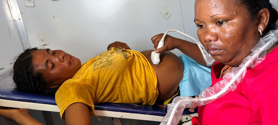 Uma mulher grávida é examinada em uma clínica móvel no sul de Madagascar