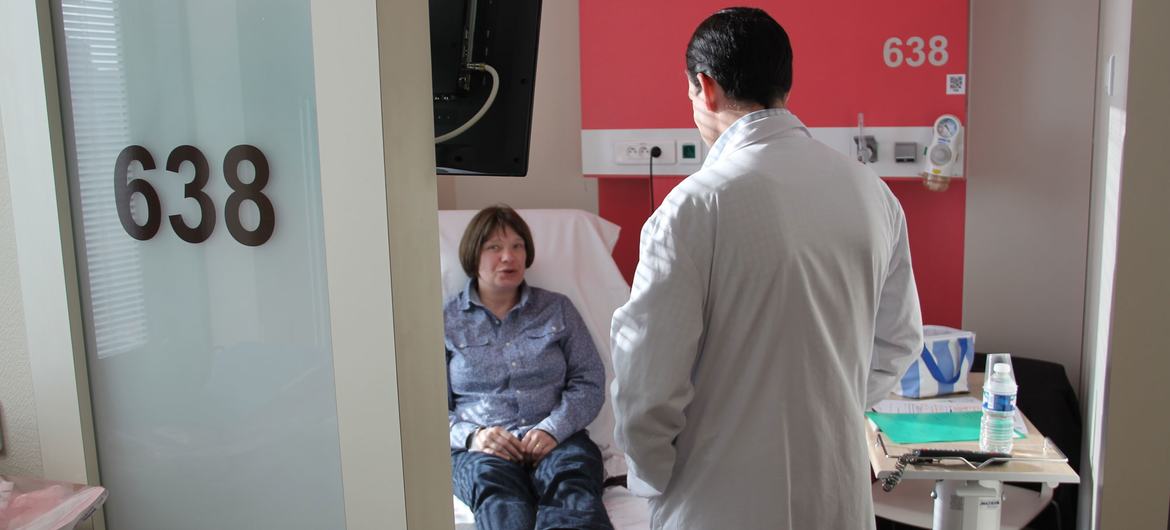 Um oncologista consulta um paciente com câncer em um hospital em Lyon, na França