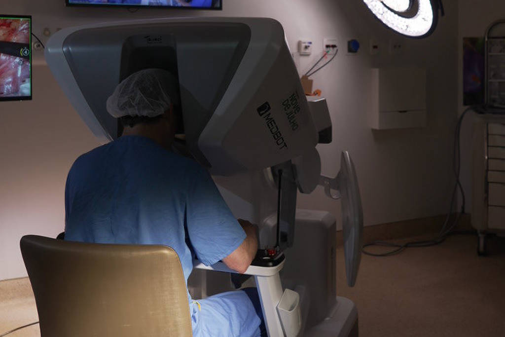 Médico em SP faz telecirurgia robótica em paciente no RS - 19/10/2025 - Equilíbrio e Saúde