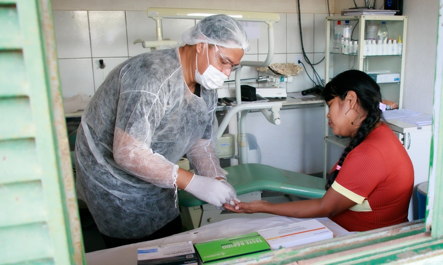 mulher sendo testada