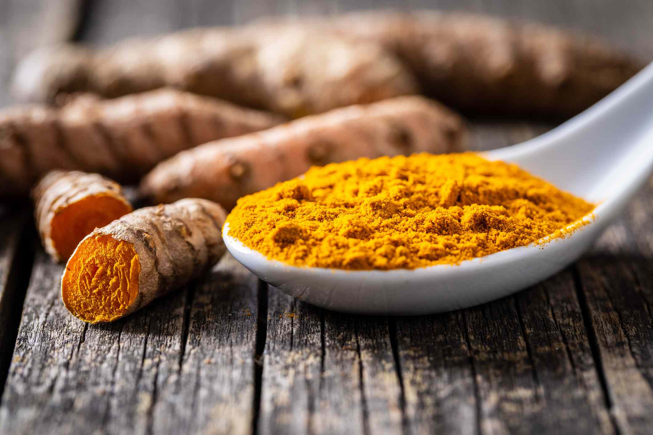 8 alimentos que combatem melhor a inflamação do que a cúrcuma