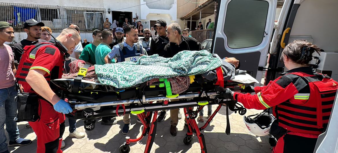 A Missão da ONU no Hospital Al Ahli está entregando suprimentos essenciais e combustível, ao mesmo tempo que facilita a evacuação de pacientes
