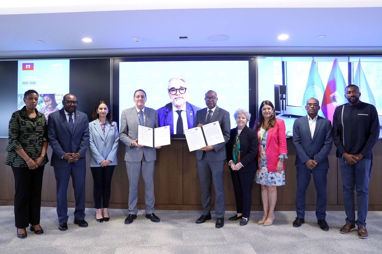Paho e Haiti assinam a estratégia de cooperação do primeiro país para fortalecer o sistema de saúde e expandir o acesso aos cuidados em meio a desafios complexos - Paho/que
