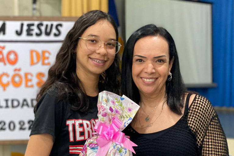 A diretora Elizabeth Gama com aluna do CEM Bom Jesus, no município de Gurupi, no Tocantins