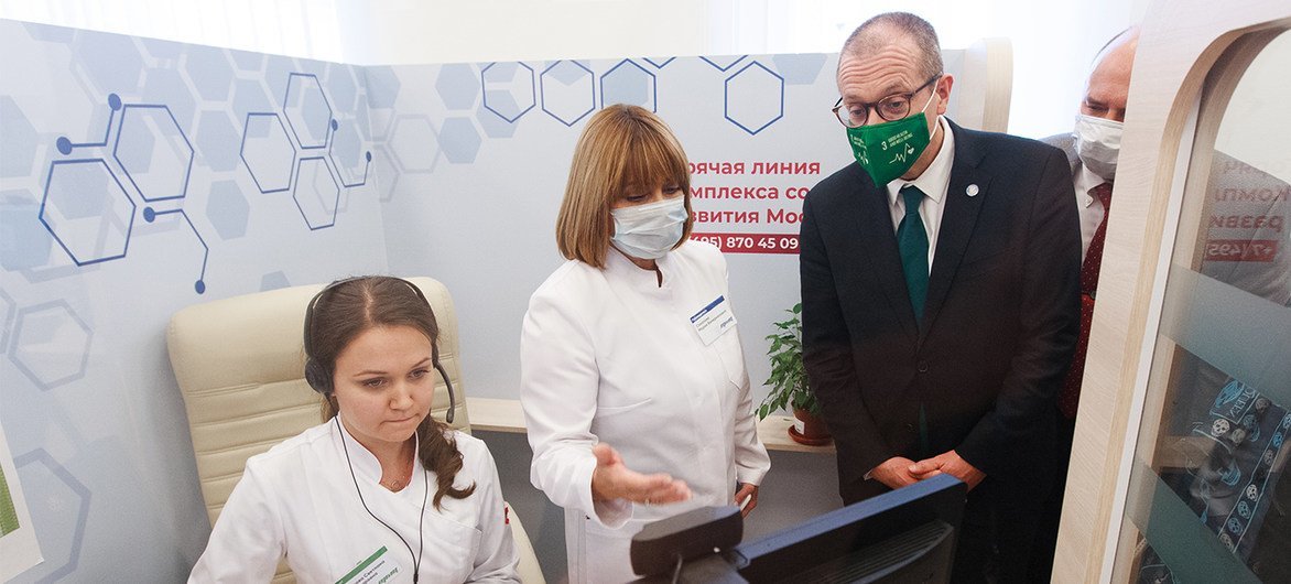 Chefe da OMS na Europa, Hans Kluge, de visita a um centro de telemedicina durante pandemia