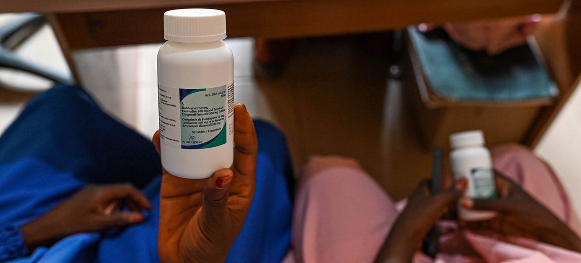 Reduções repentinas na assistência internacional para o HIV em 2025 agravaram as já existentes carências de financiamento