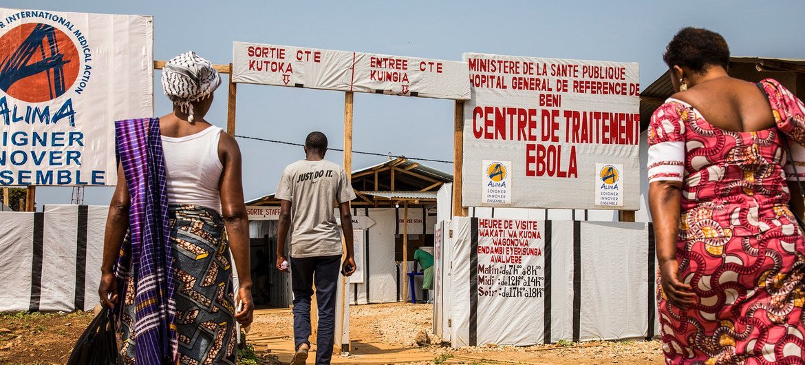 Civis visitam familiars em centro de tratamento de ebola na RD Congo
