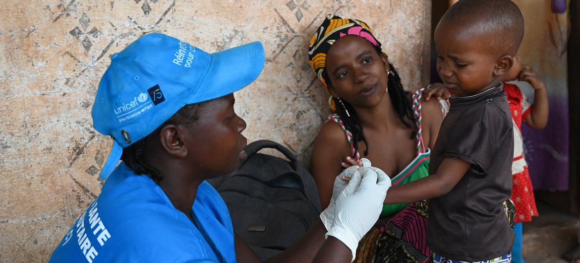 Um menino testa positivo para malária no leste de Camarões (arquivo)