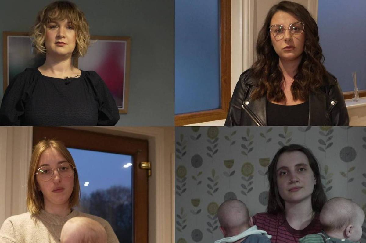 Quatro mulheres aparecem em ambientes internos distintos. No canto superior esquerdo, mulher de cabelos curtos e loiros usa blusa preta. No canto superior direito, mulher de cabelos longos e castanhos usa jaqueta preta e óculos. No canto inferior esquerdo, mulher loira com óculos segura um bebê, com janela ao fundo. No canto inferior direito, mulher de cabelos castanhos escuros segura dois bebês, com parede decorada ao fundo.