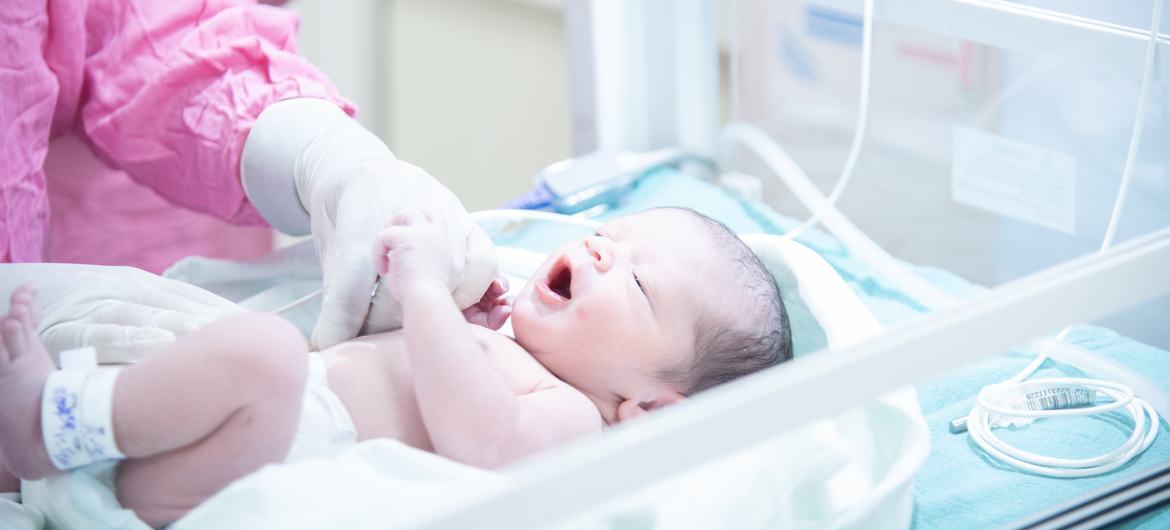 Quase 50 mil bebês, com menos de 6 meses de idade, morrem todos os anos após contrair o vírus sincicial respiratório, VSR