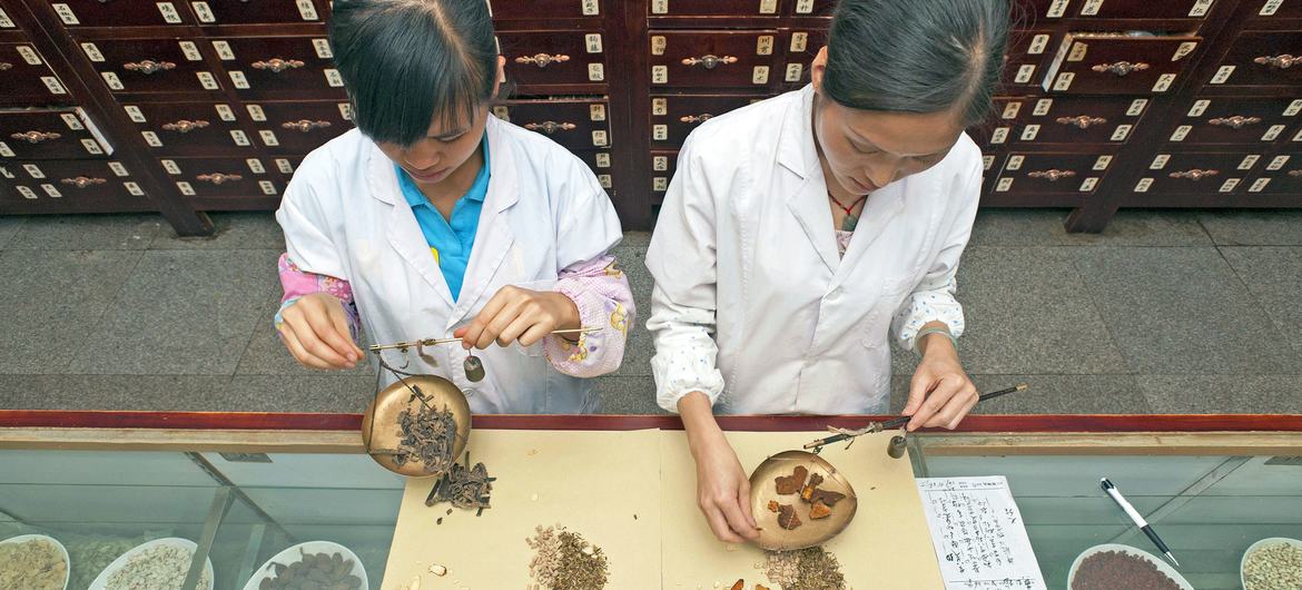 Preparação de receitas de ervas em uma clínica de medicina tradicional chinesa em Simao, província de Yunnan, China