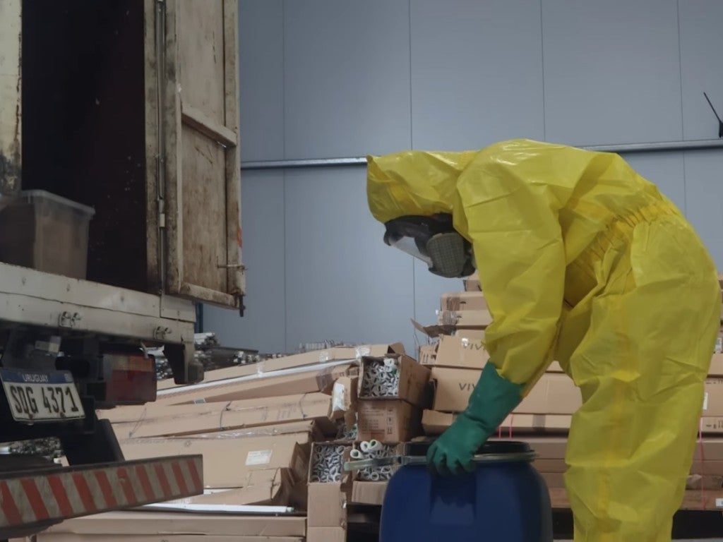 trabalhador transportando produtos perigosos