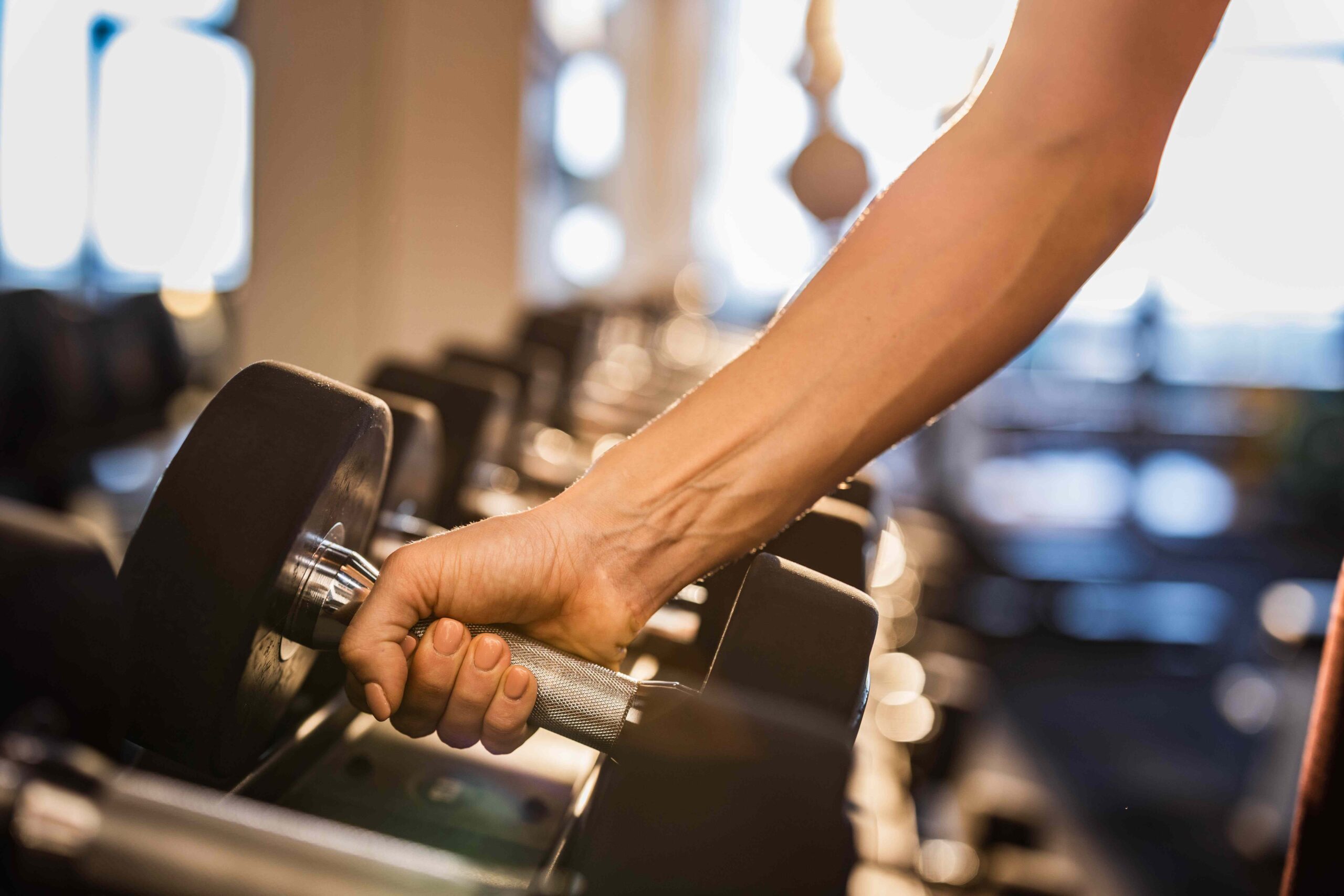 7 exercícios para os braços que os treinadores confiam para uma parte superior do corpo mais forte