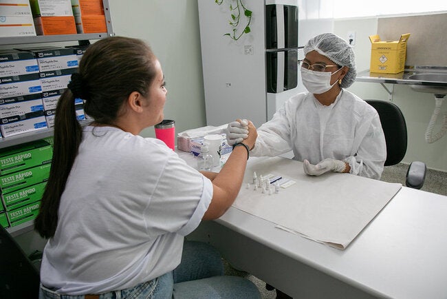 OMS valida Brasil por eliminar transmissão vertical do HIV - OPAS/OMS