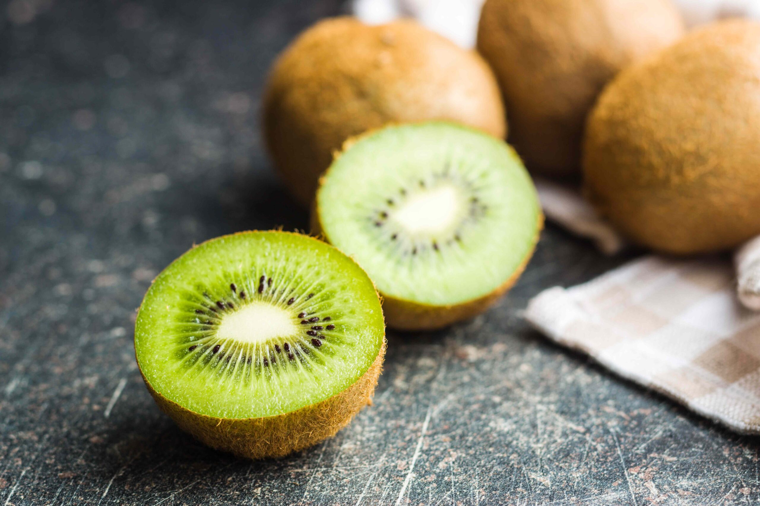 A melhor hora para comer um kiwi para dormir, ter energia e imunidade